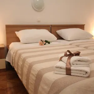 Vincent Apt. In Old Town Centre Apartman